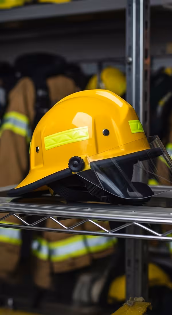 Bombero ARFF usando orejeras