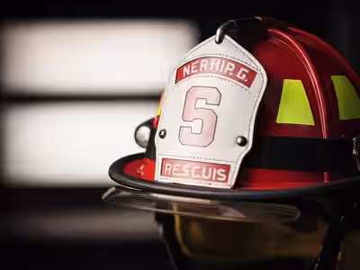Casco estructural NFPA 1970 — perfil dramático en estudio