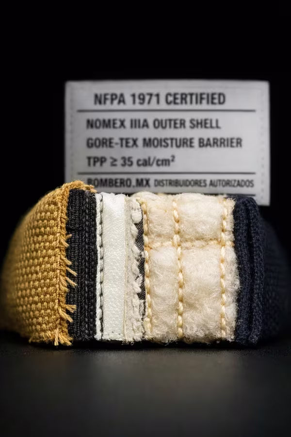 Detalle de tejido certificado NFPA 1970 — capas Nomex® y Gore-Tex®